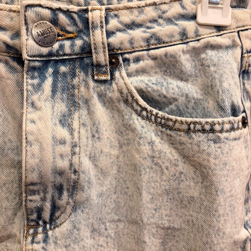 Light acid wash boyfriend jeans